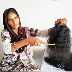 Vente en gros d'extensions de cheveux indiens vierges Remy, paquets naturels bouclés et lâches à vagues profondes, double trame non traitée pour machines à tisser - Product Image 2