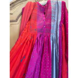 Robe pour femme en soie Banarasi Bandhani, dessinée à la main, style Jodhpur 14, tenue ethnique indienne, Kurta/Kurti, style pakistanais, nettoyage à sec uniquement, toutes tailles - Product Image 2