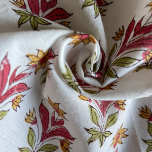 Tela de Algodón Estampada a Mano con Motivos Florales Blancos, Motivo Étnico Tradicional Indio - Product Image 1