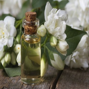 Huile essentielle de jasmin pure OEM pour l'aromathérapie, les soins de la peau, les soins capillaires, la fabrication de savon et la fabrication de parfums, fournisseur en gros - Product Image 1