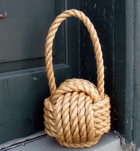Grand arrêt de porte nautique Manille Singe Fist 5/8 "Corde de Manille - Product Image 1