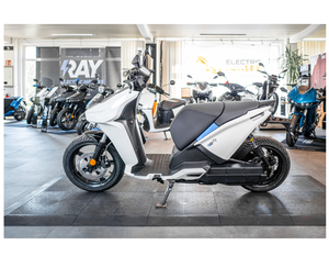 Nouvelle trottinette électrique Ray 7.7 Premium 2023 |   Classique Blanc |   129 km/h |   Trottinette électrique 7,7 kWh - Moto électrique - Remise exclusive de 30% - Product Image 4