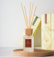 Diffuseur de parfum haut de gamme 150 ml en verre dépoli rectangulaire avec bâtonnets en rotin naturel – Ensemble de luxe pour aromathérapie et décoration intérieure, idéal comme souvenir