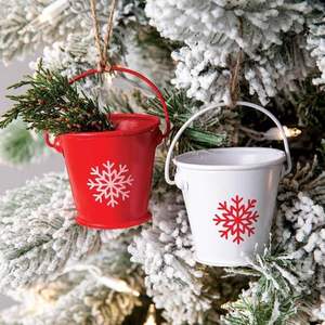 Seau de Noël festif en métal adapté aux cadeaux ou à la décoration pour l'organisation d'événements rustiques sur le thème de Noël en hiver - Product Image 1