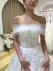 Robes de mariée de luxe à la vente chaude, en dentelle appliquée, ornées de perles, sans bretelles, style A, robe de mariée en dentelle, fleurs en dentelle, 100% polyester, traîne brossée pour - Product Image 2