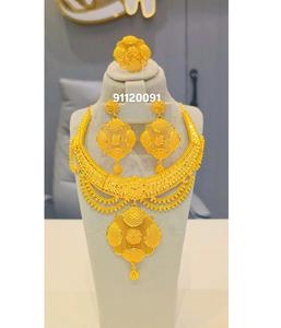 Elegante juego de collar hecho a mano de 4 piezas chapado en oro para mujer con diamante perfecto para bodas y ocasiones festivas India - Product Image 4