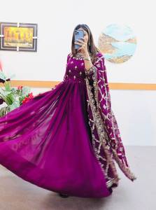 Hermoso vestido Anarkali bordado con Dupatta | Perfecto para bodas y festivales - Product Image 3