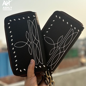 Tarjetero y muñequera con doble cremallera de cuero genuino para mujer de la mejor calidad, diseño de punto de bota pintado a mano, monederos de mano elegantes - Product Image 1