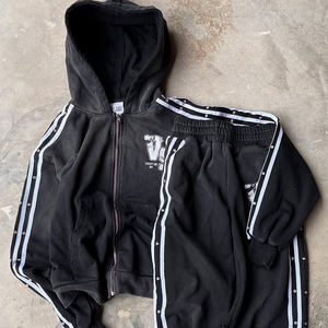 Conjunto de Sudadera con Capucha y Pantalones de Chándal Estilo Streetwear con Parches, Lavado Ácido, Remaches y Cremallera, Fabricado a Medida - Product Image 5