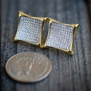 Boucles d'oreilles personnalisées en or jaune 2ct moissanite avec diamant style hip hop boucles d'oreilles cadeau pour elle clous au design unique - Product Image 4