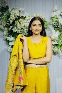 Ensemble haut court et pantalon palazzo brodés jaune moutarde de luxe Unity Luxure, tenue de fête de luxe - Product Image 4