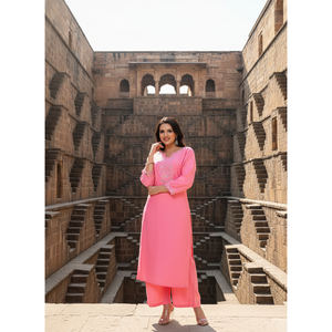 Kurta en rayonne rose Taffy avec pantalon palazzo taille haute brodé de miroirs, coupe large, en tissu crêpe respirant - Product Image 1
