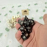 Ensemble de dés en corne de buffle Art Déco, fabriqué sur mesure par OEM |   Dés de jeu de rôle écologiques en 7 pièces |   Objet de collection pour Pâques et mariage