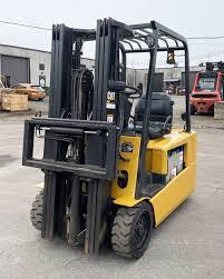 Chariot élévateur à fourche Cat GP25K à vendre Économisez gros sur des ascenseurs de haute qualité Excellent pour la manutention et les tâches de levage lourdes - Product Image 2