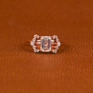 Nouveau style à la mode plaqué or rose 18KT bague de fiançailles et de mariage coupe émeraude diamant cultivé en laboratoire cadeau certifié IGI pour les femmes - Product Image 1