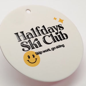 ป้ายไดคัทแบบสั่งทำแสตมป์ร้อนมีตัวอักษร3D โลโก้แบบนูนการ์ดแสดงผลแบบแขวนคุณภาพสูงสำหรับเสื้อผ้าเสื้อผ้า2023ขายดี - Product Image 1