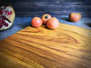 Planche à découper en bois d'olivier personnalisée, planche à découper en bois massif naturel, fabriquée à la main pour la préparation des aliments et un cadeau de qualité supérieure - Product Image 2