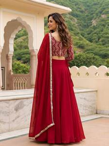 Ensemble Lehenga Choli en Georgette Rouge, longueur ras du sol, avec Blouse Brodée et Dupatta à Bordure Zari et Paillettes, pour occasions de fête, style Bollywood - Product Image 5