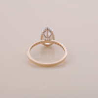 Anillo de Compromiso y Boda con Diamante Cultivado en Laboratorio en Forma de Pera, Certificado por IGI, con Halo Oculto, en Oro Amarillo/Blanco y Rosa de 18K con Banda Pavé