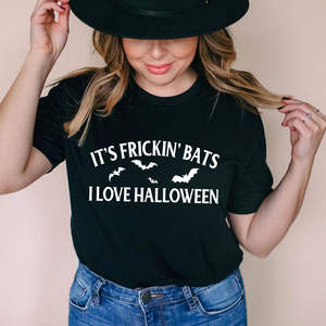 T-shirt pour femme « Frickin' Bats Love It Halloween » en jersey de coton respirant, coupe ajustée, tailles XS à 3XL, avec décoration de lettres - Product Image 1