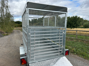 Remorque de transport pour petits animaux de qualité supérieure, 8 pi x 5 pi, avec rampe de chargement arrière clôturée - Product Image 6