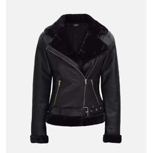 Chaqueta de moto de cuero acolchado negro para mujer con cuello de piel sintética - Product Image 1