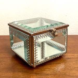 Boîte à bijoux élégante en métal et en verre, étui de rangement pour bijoux élégant pour les intérieurs contemporains - Product Image 2