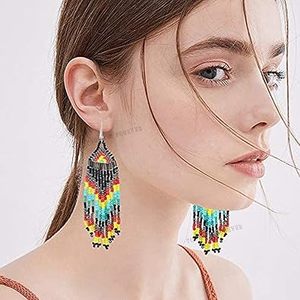 Boucles d'oreilles en perles brodées personnalisées fabriquées à la main Conception de goutte florale unique avec pierre principale de poire Style mignon pour les mariages - Product Image 4