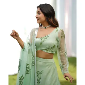 Ensemble Lehenga en organza vert peint à la main pour femmes Raina - Vêtements élégants pour femmes - Product Image 4