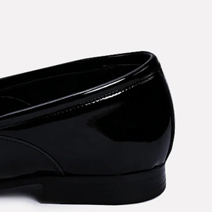 Ensemble de chaussures en cuir noir pour hommes de qualité supérieure, conçues avec des coutures de qualité et une semelle extérieure robuste, style professionnel élégant, finition lisse - Product Image 5