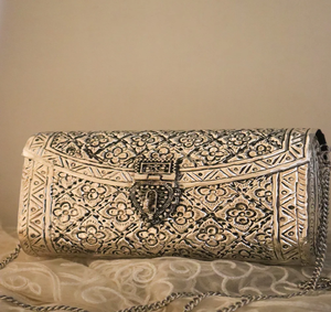 Pochettes en métal très brillantes disponibles dans des formes rectangulaires avec des détails chics pour les revendeurs de mode en gros en vrac - Product Image 1