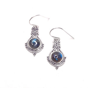 ต่างหูลาบราดอไรต์วินเทจสุดฮิต น้ำหนัก 4.2 กรัม จี้ห้อยทำจากทองเหลืองประดับด้วยควอตซ์ เทอร์ควอยซ์ และมุก เหมาะสำหรับงานปาร์ตี้ - Product Image 1