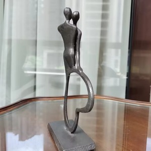 Esculturas de acabado metálico refinado de gran tendencia, figuras de pareja con un atractivo lujoso que al mismo tiempo mantienen un estilo minimalista y elegante. - Product Image 6