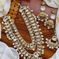 Parure de bijoux de mariée de haute qualité en alliage doré ethnique avec perles blanches et Kundan vert, comprenant collier, boucles d'oreilles, bague et bracelet