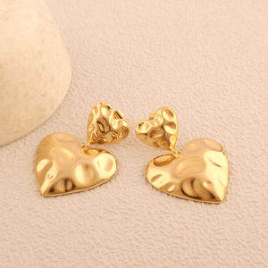 Amour bijoux en laiton massif métal uni martelé texture double coeur forme boucle d'oreille goutte 18k plaqué or boucles d'oreilles géométriques - Product Image 4