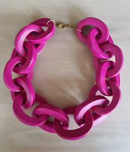 MN EXPORTS Collier en perles de résine en forme de cœur pour femme, idéal pour les occasions festives - Product Image 1