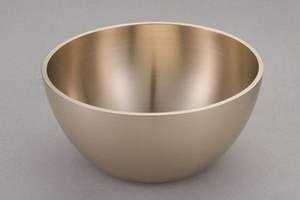 Bol de service rond en métal doré fait main pour la décoration de table de mariage, idéal pour les salades et les plats. - Product Image 4