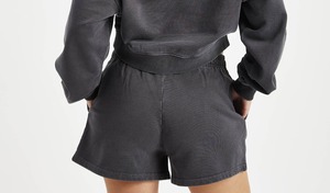 กางเกงขาสั้นผ้าฝ้าย100% ธรรมดาสำหรับผู้หญิงกางเกงขาสั้นเอวยางยืดโอเวอร์ไซส์พร้อมกระเป๋าใส่โลโก้ได้ตามต้องการฤดูร้อน - Product Image 3