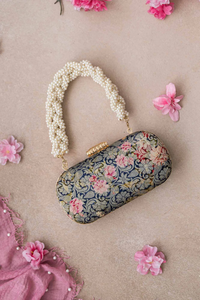 Único bolso bordado con asa superior con asa de madera y correa de cadena dorada disponible a precios al por mayor. - Product Image 2