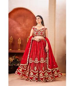 Vêtement traditionnel indien, lehenga choli en faux georgette avec des paillettes et des broderies zari, et un dupatta en georgette fantaisie - Product Image 1