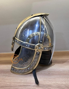 Casque médiéval en acier de style viking avec garniture en laiton, design gravé nordique, casque d'armure fait à la main pour costume et exposition - Product Image 3
