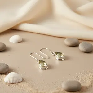 Boucles d'oreilles en argent 925 plaqué or vintage pour femmes, améthyste verte en forme de larme, mignonnes et tendance pour les mariages et les fêtes - Product Image 1