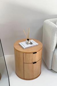 Table de chevet ronde en bois massif moderne, table de nuit artisanale avec rangement pour chambre à coucher, salon, salle à manger ou hôtel - Product Image 2