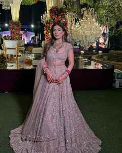 El Lehenga Choli de Boda Más Hermoso y de Moda con Lentejuelas Pesadas y Trabajo de Dori en Material de Seda para Fiestas - Product Image 1