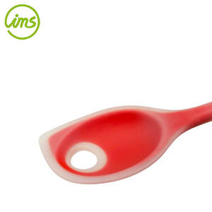 Cuchara agitadora de cocina de silicona antiadherente con agujero - Product Image 5