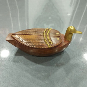 Pieza de exhibición de pato de madera de lujo con posavasos secados al horno Diseño elegante para ocasiones de fiesta pieza de decoración de madera - Product Image 1