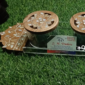 Récipient cadeau exclusif en acrylique avec couvercle en bois incrusté de vadrouille élégant conçu pour les friandises de fête et les présentoirs élégants à la maison - Product Image 2