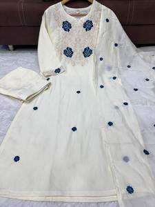 Lehenga Choli en soie imprimée et viscose avec broderie de sequins pour les invités de mariage, tenue de fête festive pour les petites filles - Product Image 4