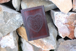 Cahier de notes vintage en cuir en relief avec cœur et fermeture à verrouillage pour usage personnel ou à des fins promotionnelles - Product Image 2