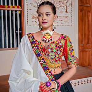 Collection spéciale Pancharangi pour les dames Navratri portent des vêtements de style indien et pakistanais Lahenga Choli pour les couples - Product Image 2